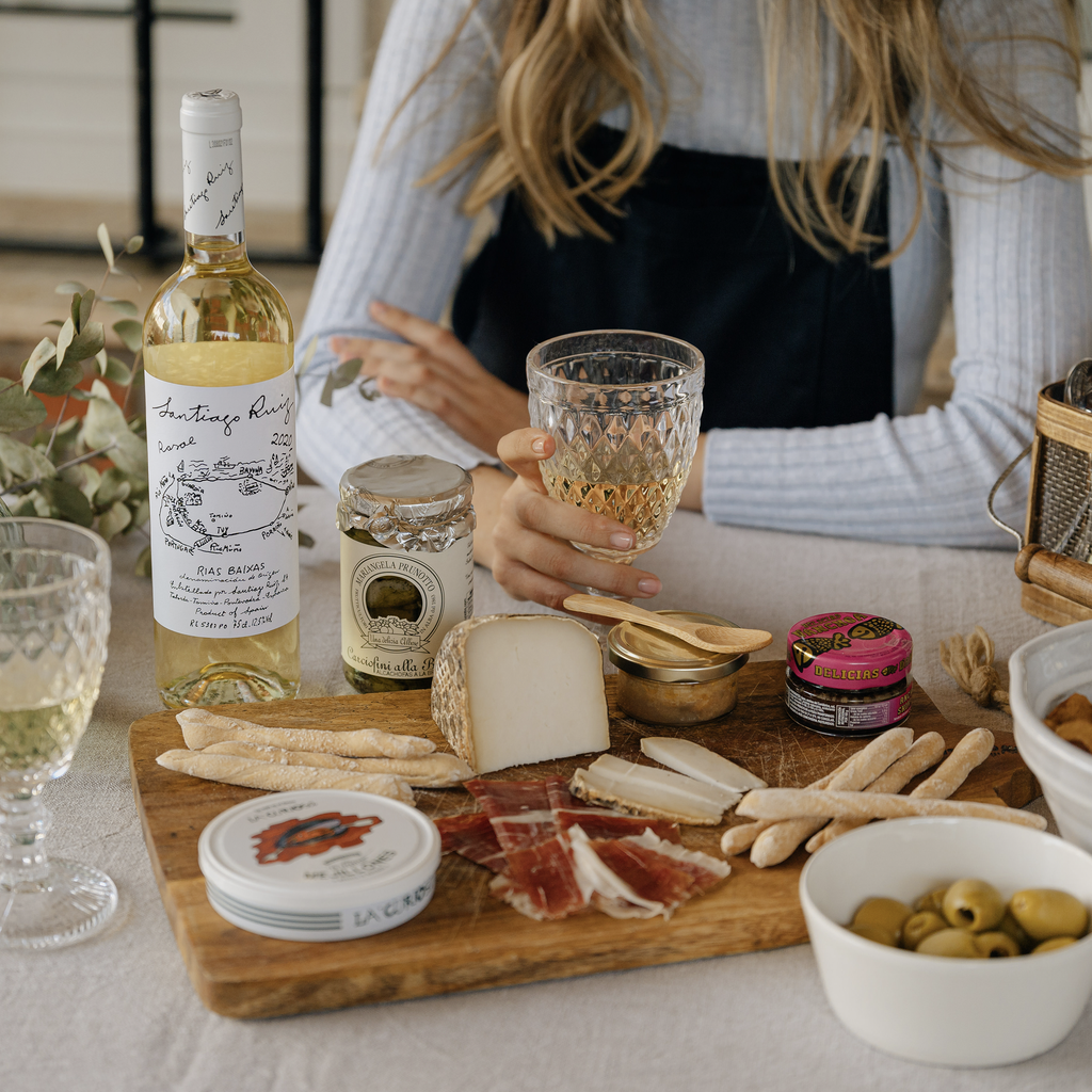 caja gourmet regalo. Ideas para un aperitivo en casa con amigos. Regalo gourmet original. Caja de ibéricos gourmet, vinos españoles, quesos. Los mejores productos gourmet para regalar a madres, padres, novios, jubilación, aniversario.